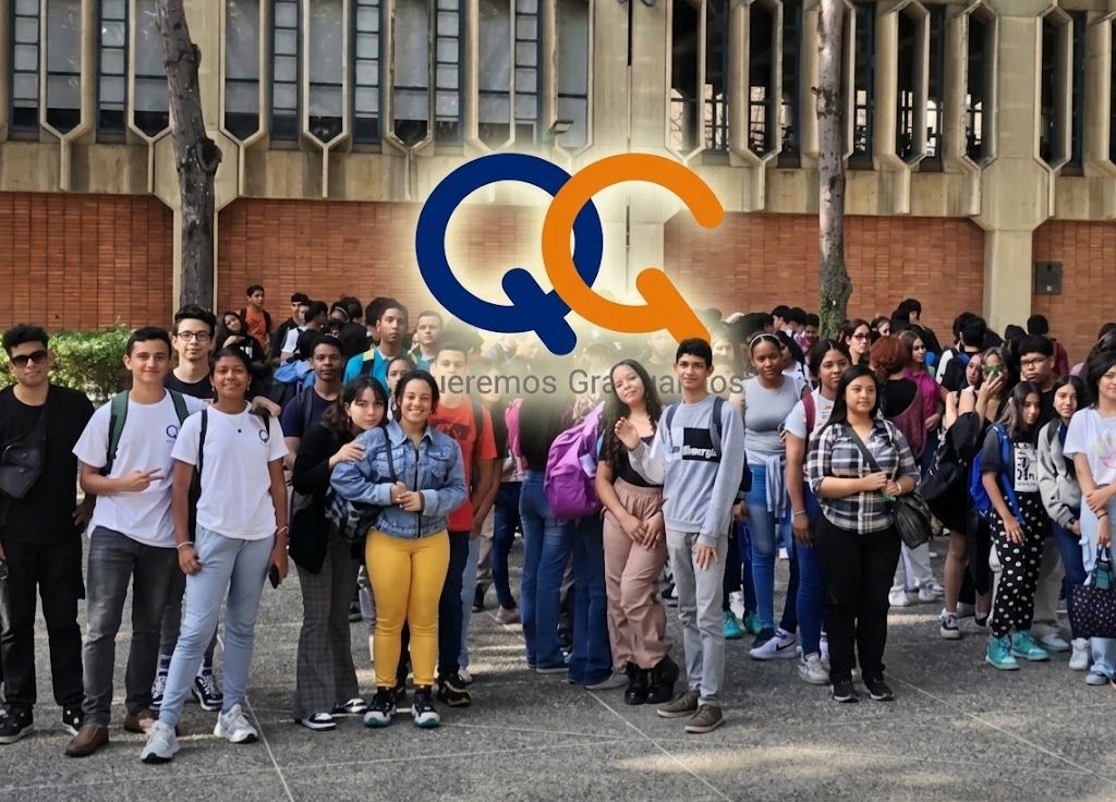 Estudiantes de QG posando frente a la universidad